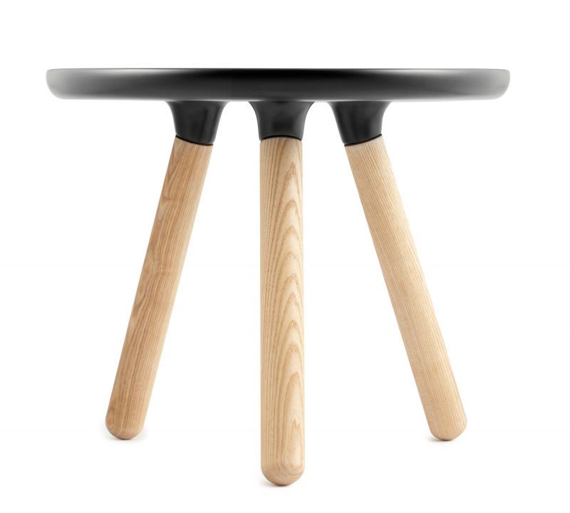 Tablo Table Small Beistelltisch von Normann Copenhagen mit schwarzer Tischplatte und hellen Holzbeinen.